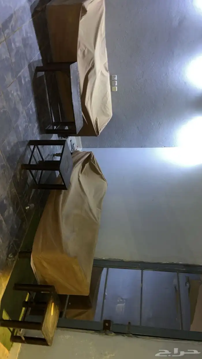 جلسة مع الكنب حقها مع طاولتين مناسبات وطاولة كبيره مع الكنب 2