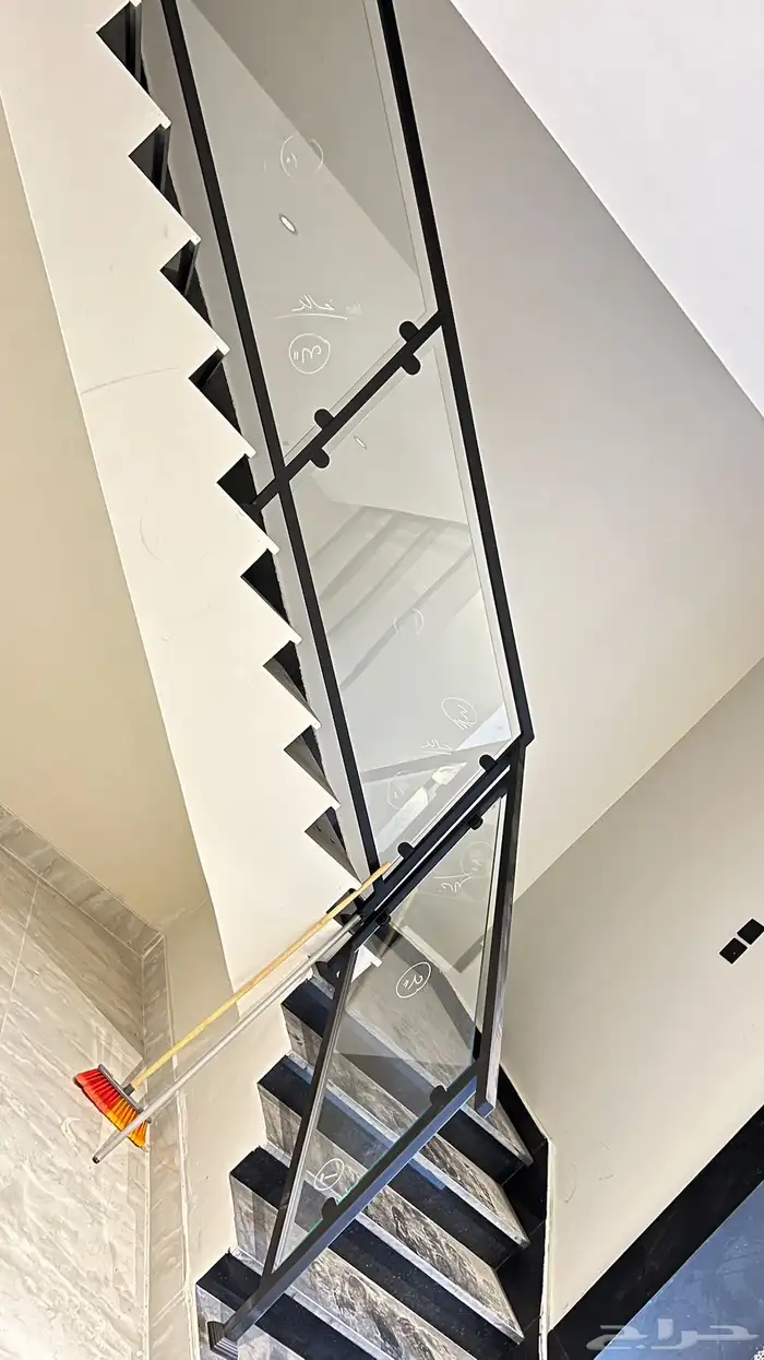 درابزين درج حديدي مع زجاج 8 ملم   دهان ديكو حديث 0