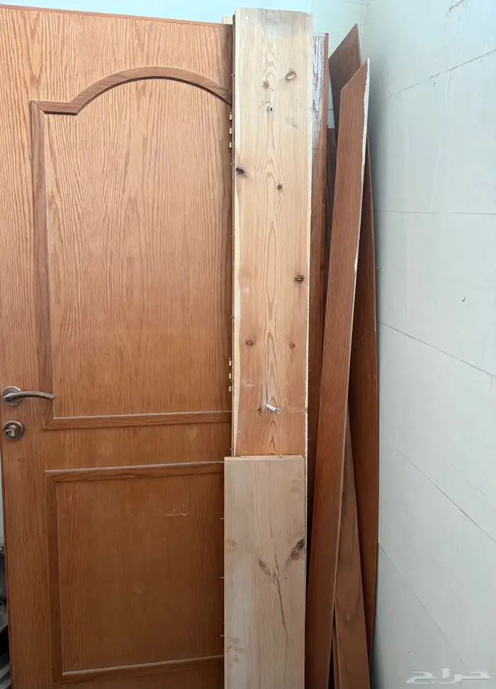 للبيع باب خشب بجميع ملحقاته نظيف 0