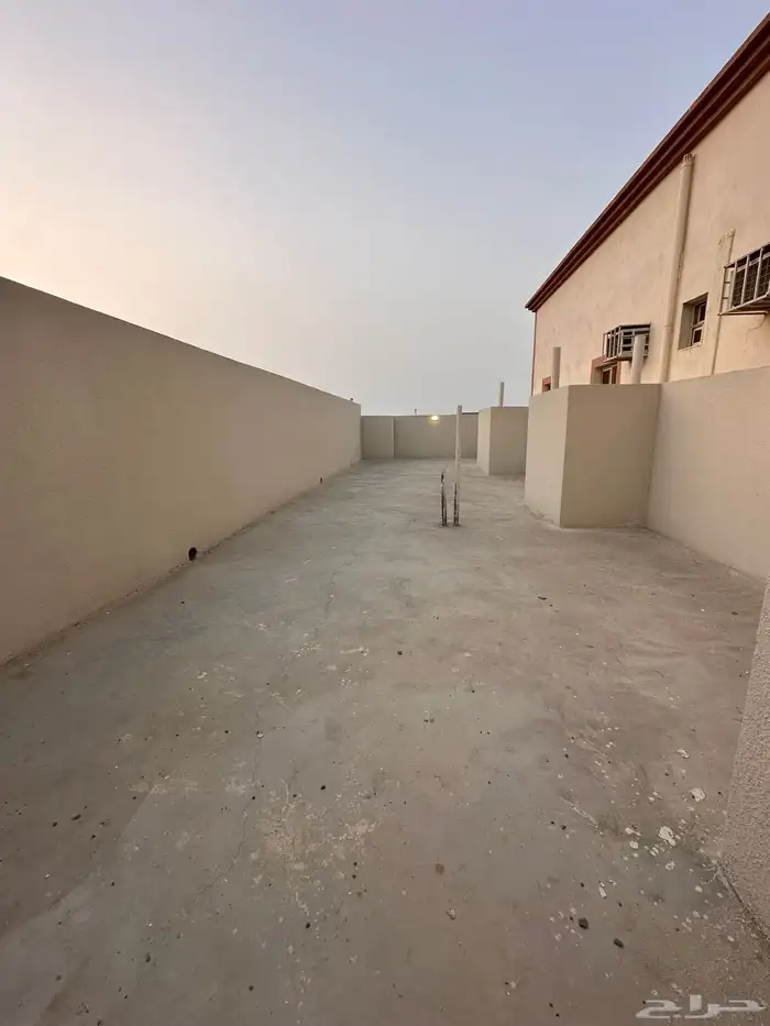 ادوار علوي بسطح خاص بحي الموسي مقابل طريق الميه مباشره 22