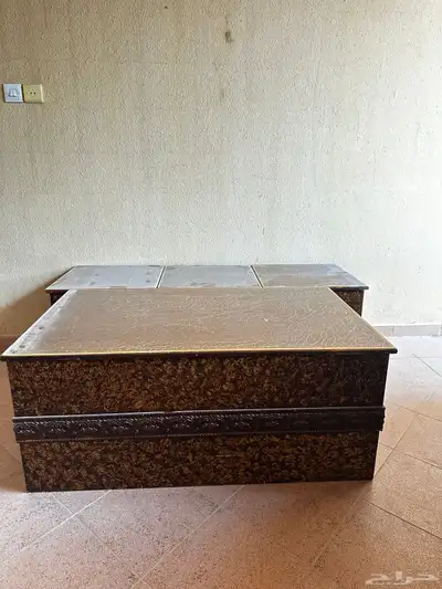 طاولة كبيره مع 3 صغار الحالة نظيف 2