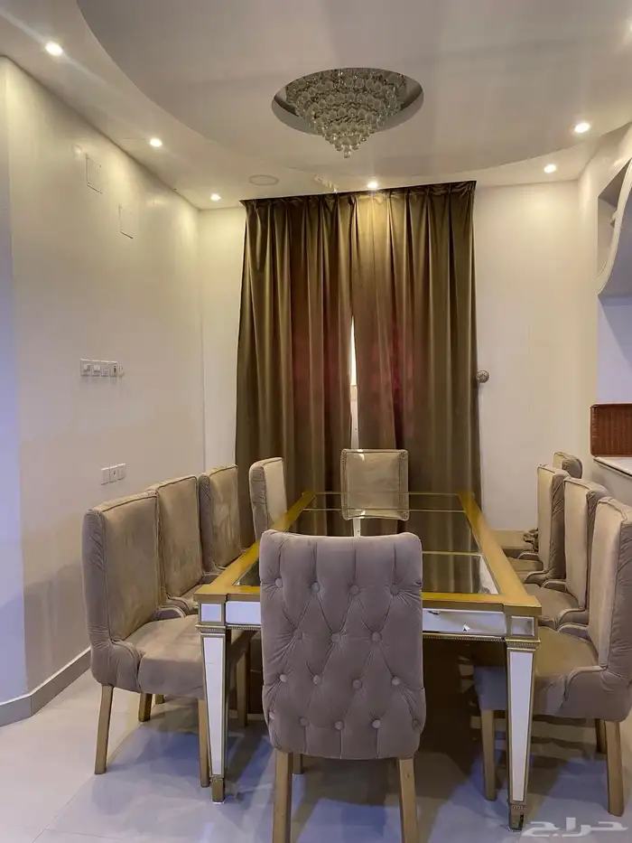 ثريا كبيره و طاولة طعام قزاز 10 كراسي 1