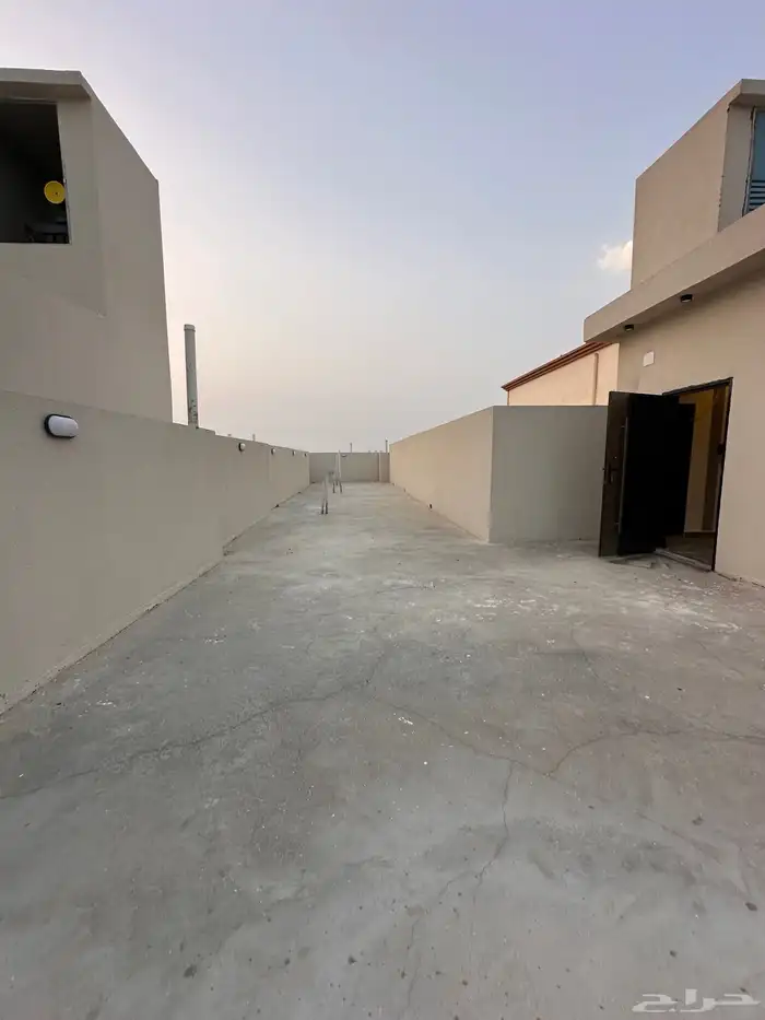 ادوار علوي بسطح خاص بحي الموسي مقابل طريق الميه مباشره 23