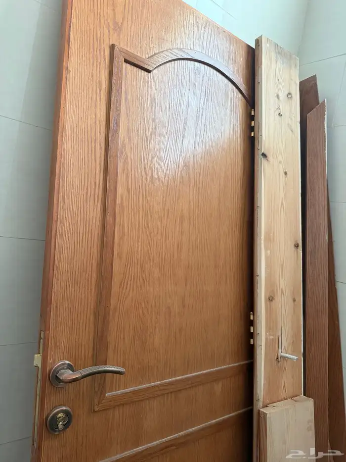 للبيع باب خشب بجميع ملحقاته نظيف 1
