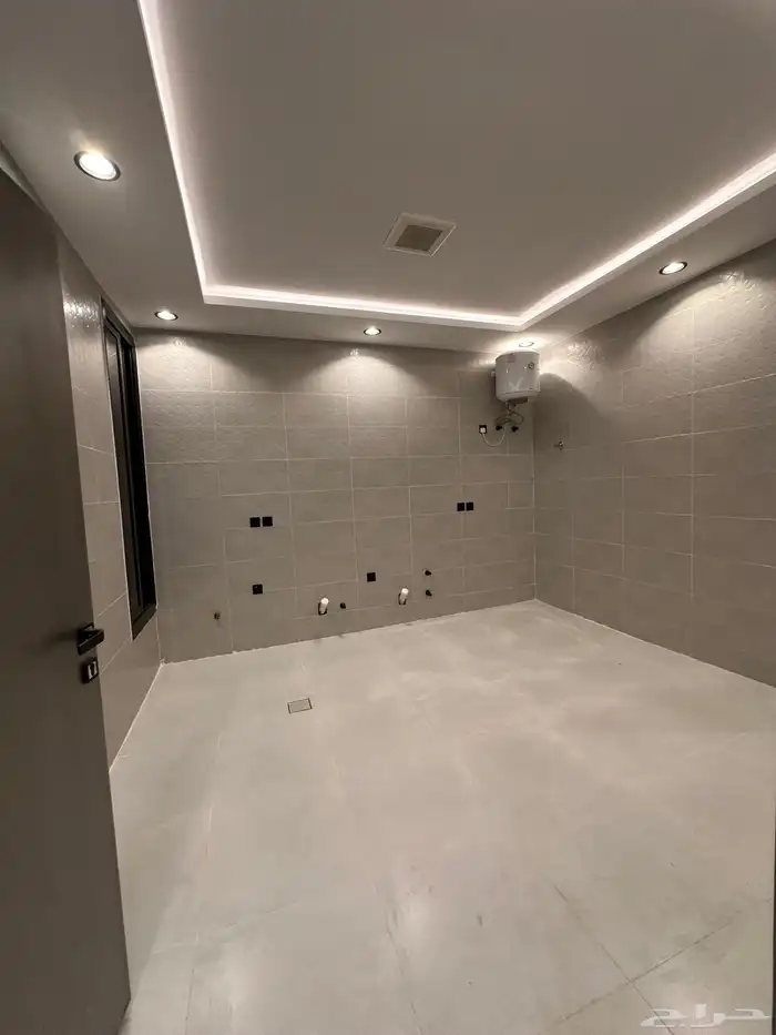 ادوار علوي بسطح خاص بحي الموسي مقابل طريق الميه مباشره 10