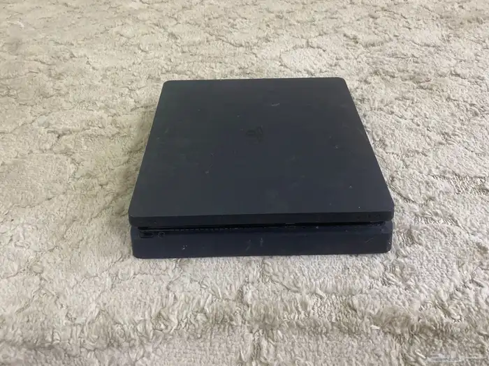 سوني 4 نظيف بس غطا الهدرسك طايح ع 300 0