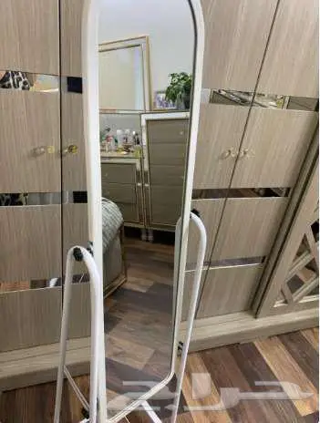 مرايا طويلة باللون الابيض مع رف ستاند ملابس نفس اللون 0