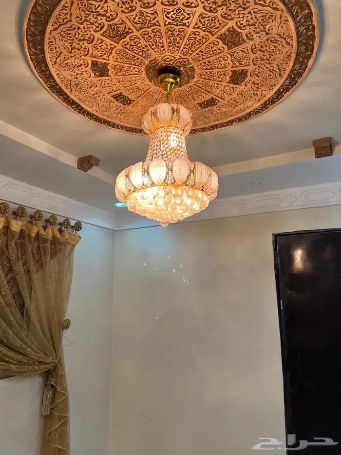 طاوله ومرايه وثريا 1