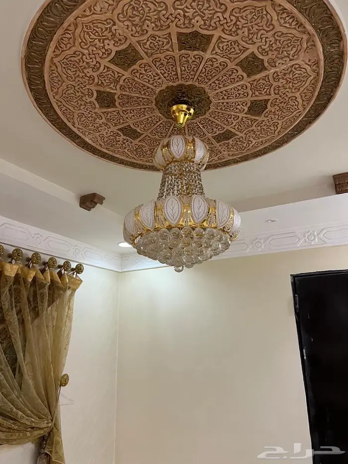 طاوله ومرايه وثريا 2