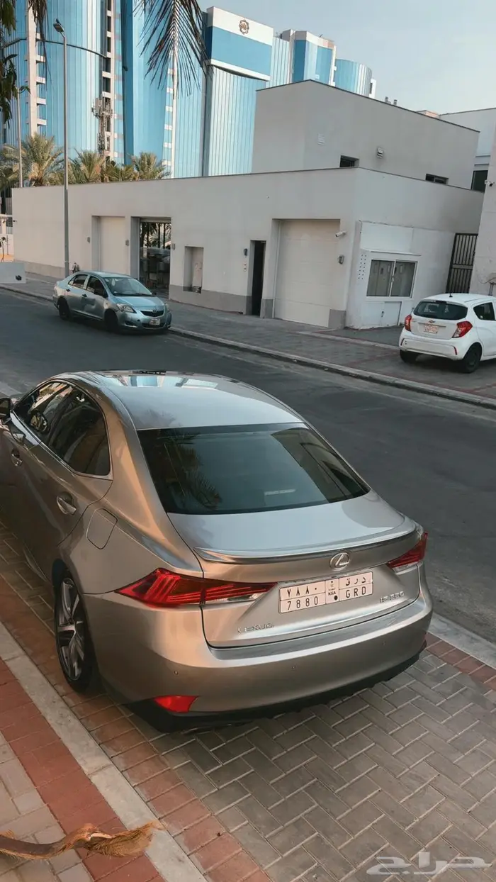 لكزس 350 للبيع او للبدل بلمناسب 22