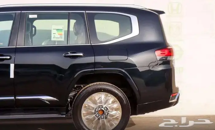 لاند كروزر VXR فل اسود 2025 16