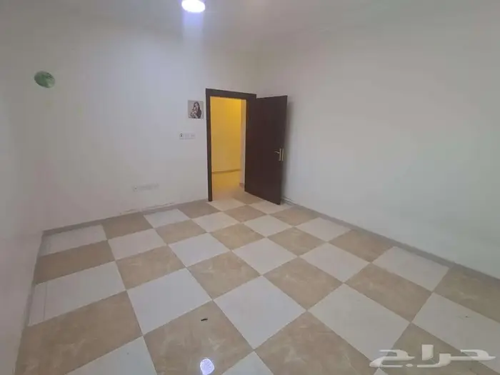ثلاث شقق للبيع بحي بدر 8