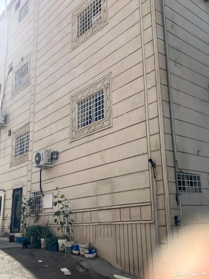 عمارة للبيع ثلاثة ادوار في حي الريان 9