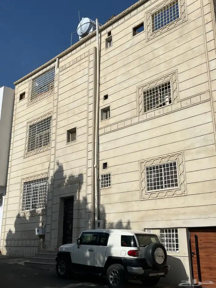 عمارة للبيع ثلاثة ادوار في حي الريان 12