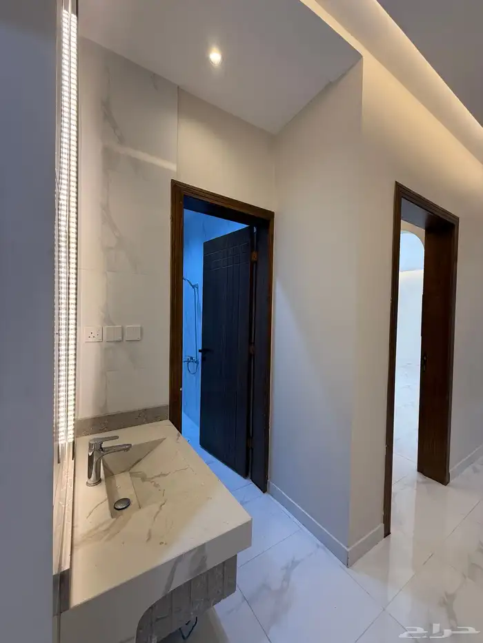 للبيع ادوار ارضيه وروفات علويه بمساحات كبيره شمال الخميس 14