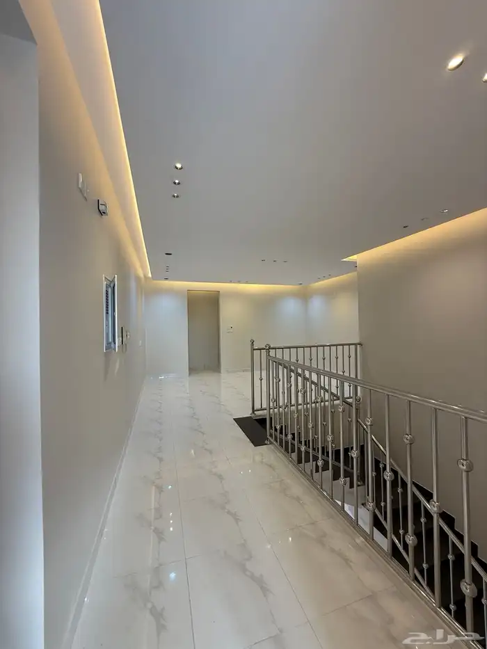 للبيع ادوار ارضيه وروفات علويه بمساحات كبيره شمال الخميس 61