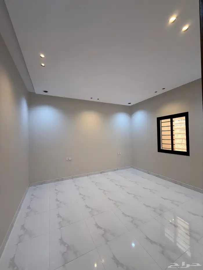 للبيع ادوار ارضيه وروفات علويه بمساحات كبيره شمال الخميس 54