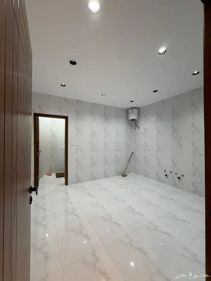 للبيع ادوار ارضيه وروفات علويه بمساحات كبيره شمال الخميس 12