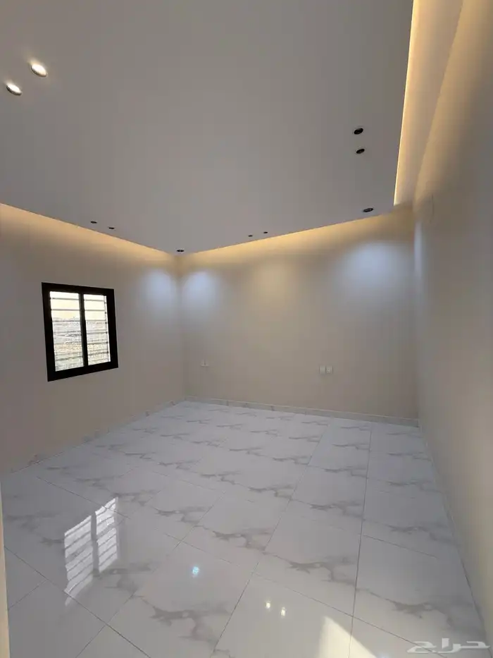 للبيع ادوار ارضيه وروفات علويه بمساحات كبيره شمال الخميس 47