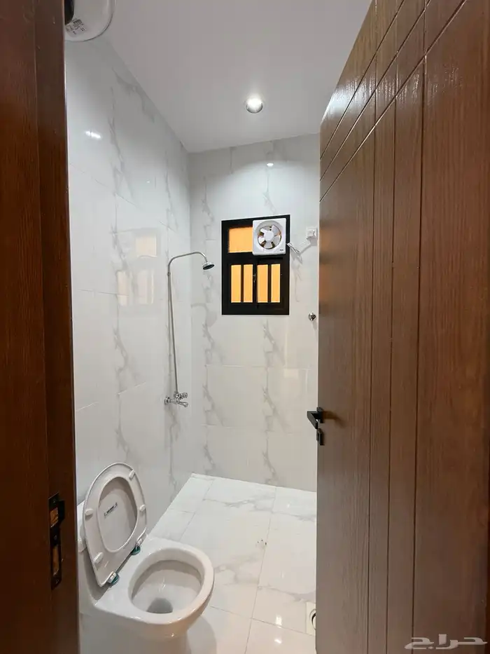 للبيع ادوار ارضيه وروفات علويه بمساحات كبيره شمال الخميس 55