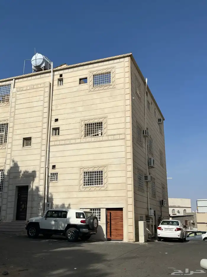 عمارة للبيع ثلاثة ادوار في حي الريان 13