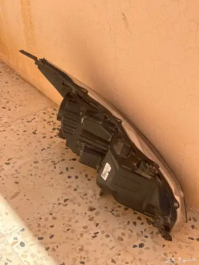 للبيع شمعات التيما وكاله وحده سليمه والثانيه فيها كسور 2