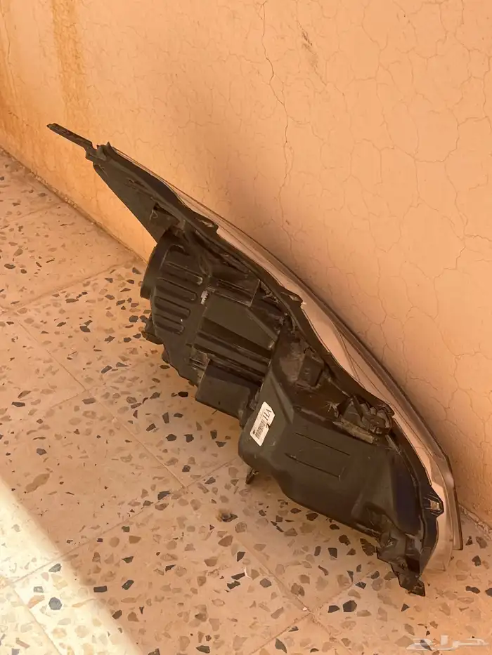 للبيع شمعات التيما وكاله وحده سليمه والثانيه فيها كسور 2