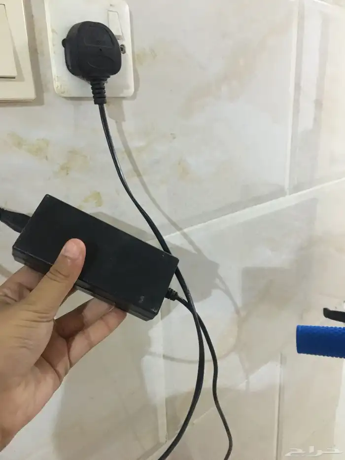 سكوتر وقوف مع الشاحن مستخدم استخدام متوسط 1