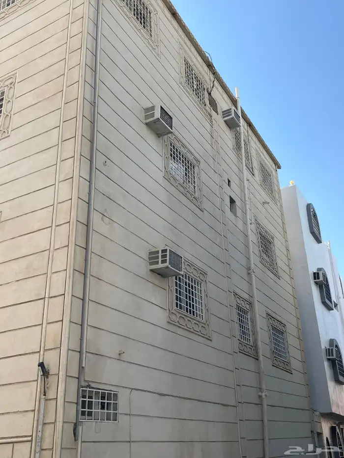 عمارة للبيع ثلاثة ادوار في حي الريان 10