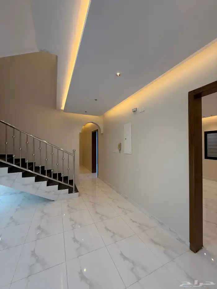 للبيع ادوار ارضيه وروفات علويه بمساحات كبيره شمال الخميس 38