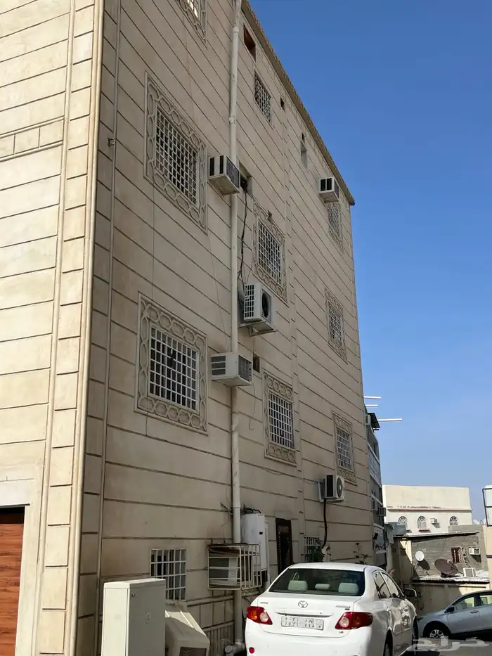 عمارة للبيع ثلاثة ادوار في حي الريان 11