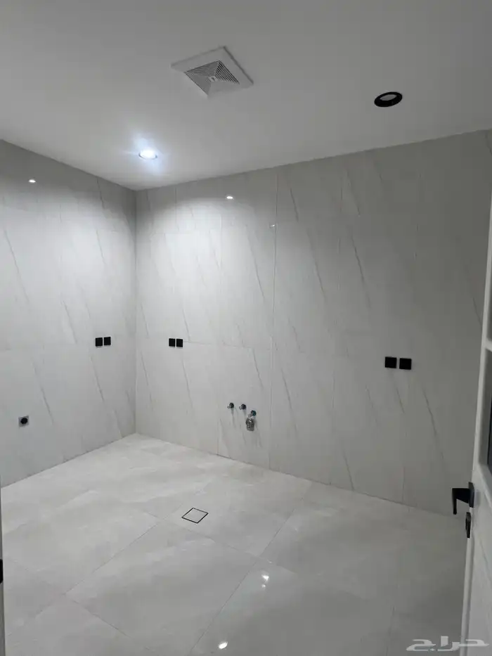 فلل فاخرة للبيع على الكود بحي الشعلة مع مصعد 15