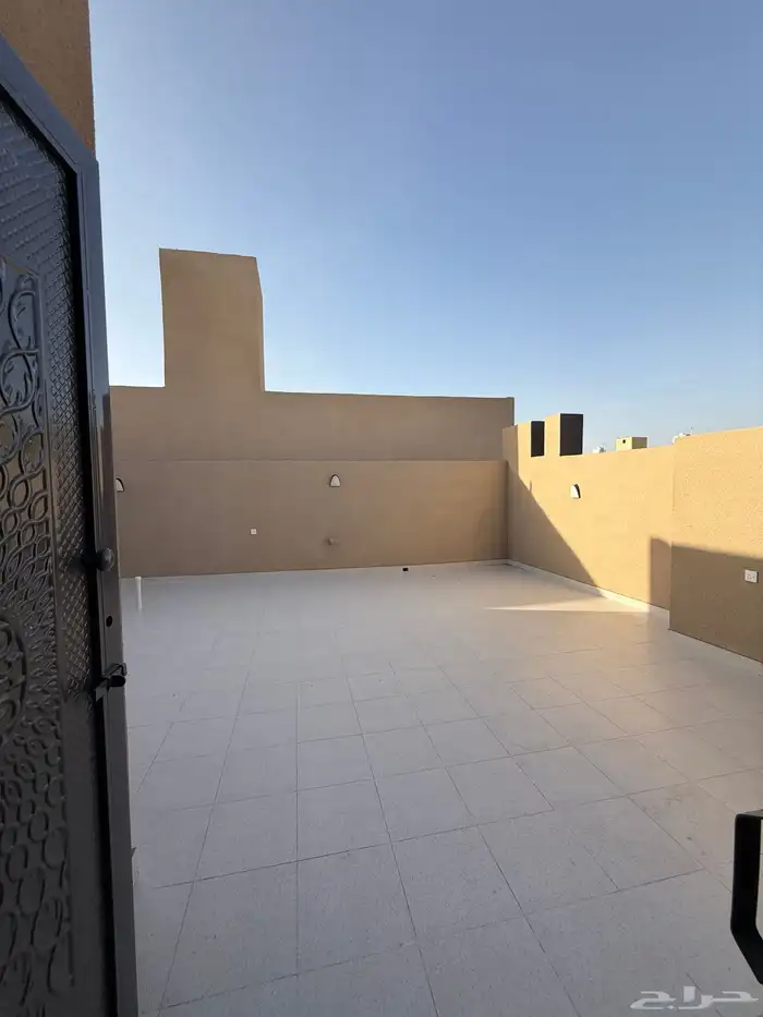 للبيع ادوار ارضيه وروفات علويه بمساحات كبيره شمال الخميس 65
