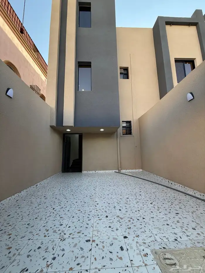 للبيع ادوار ارضيه وروفات علويه بمساحات كبيره شمال الخميس 27