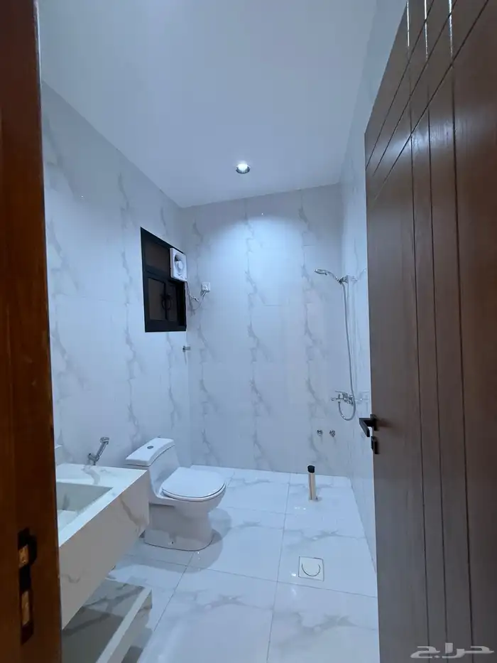 للبيع ادوار ارضيه وروفات علويه بمساحات كبيره شمال الخميس 18