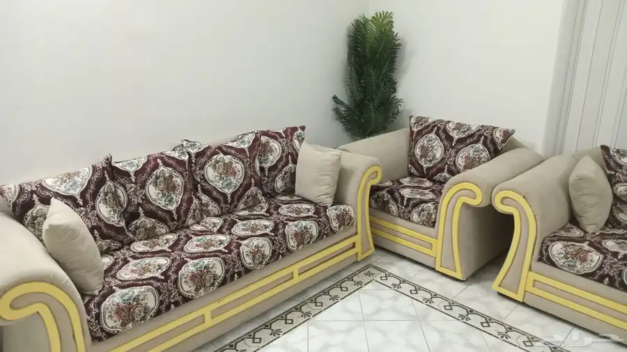 كنب ومكيف وستارة وطاولة 7