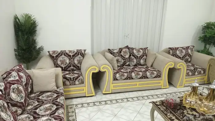 كنب ومكيف وستارة وطاولة 6