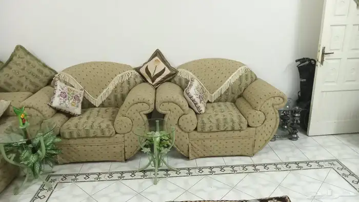 كنب ومكيف وستارة وطاولة 4