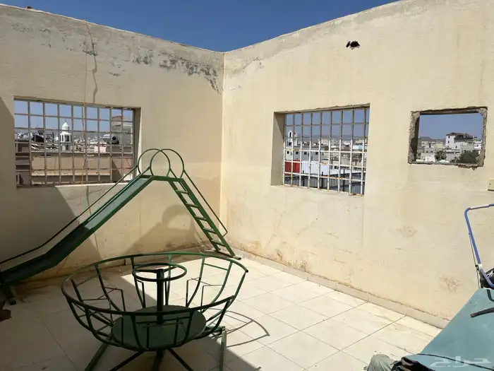 عمارة للبيع ثلاثة ادوار في حي الريان 15