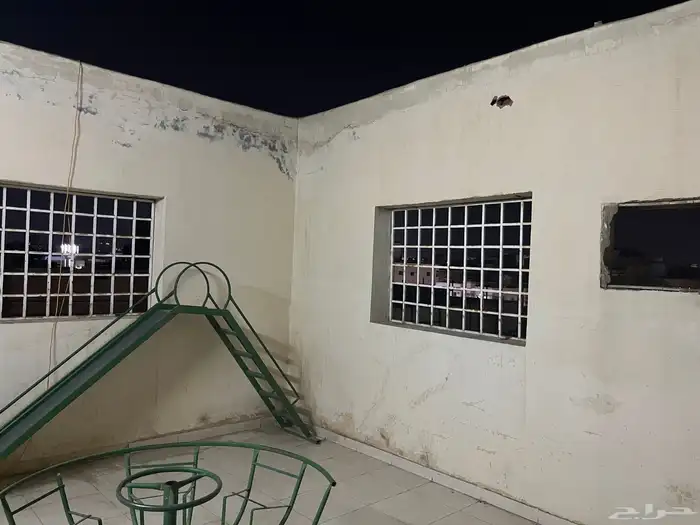 عمارة للبيع ثلاثة ادوار في حي الريان 4