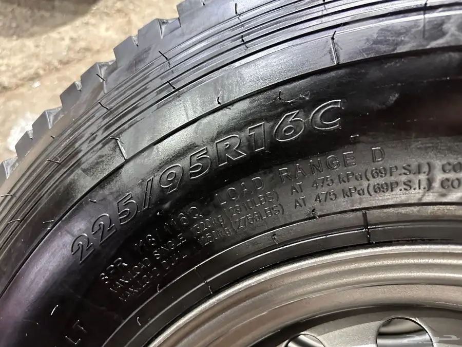 جنوط هلل شاص او جيب مع كفرات صيني 225 95 16 تاريخ 24 5