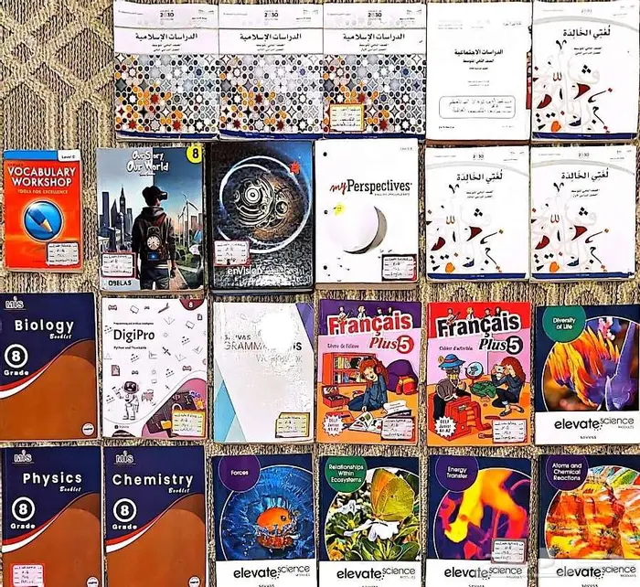 كتب بنات G8 مدرسة المكتشف mis 0