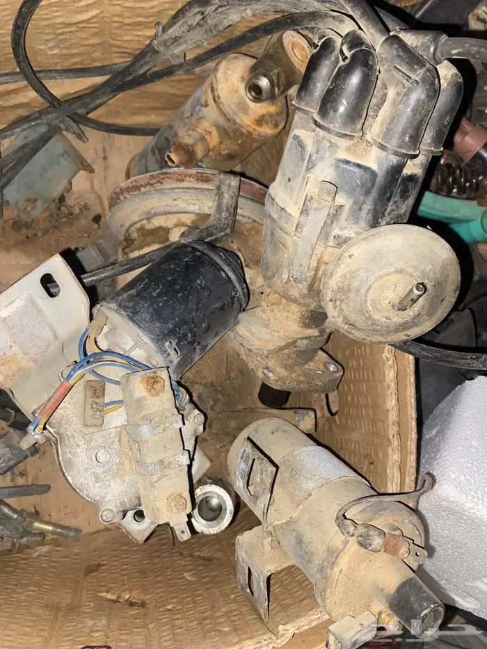 للبيع قطع غيار لوريل نيسان 200L 83 6