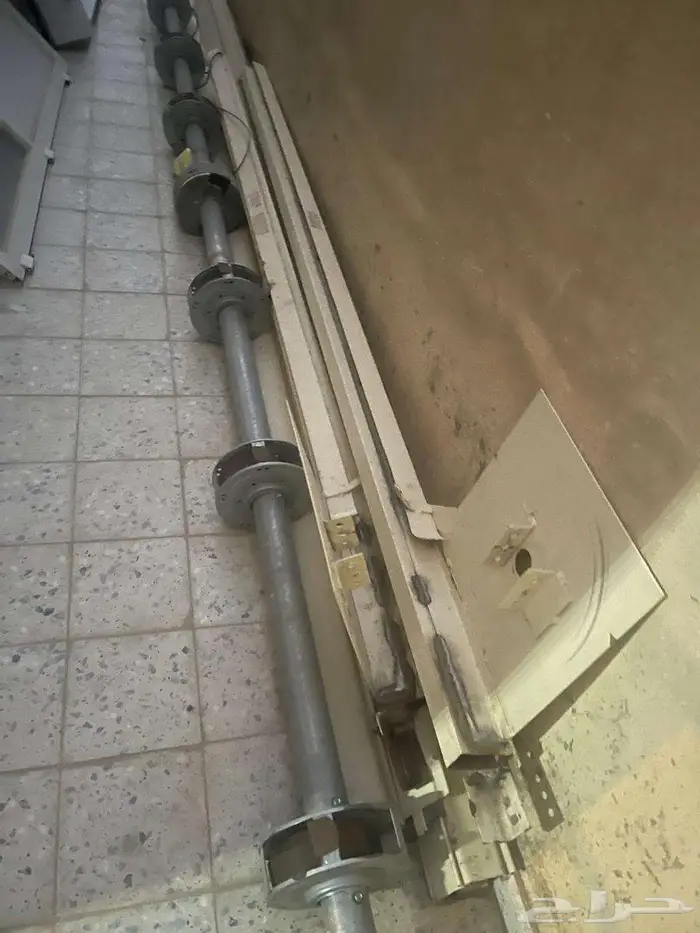 باب حديد للبيع بدعائمه و المكينة 0
