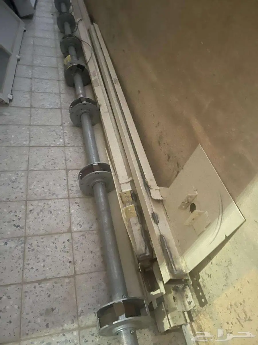 باب حديد للبيع بدعائمه و المكينة 0