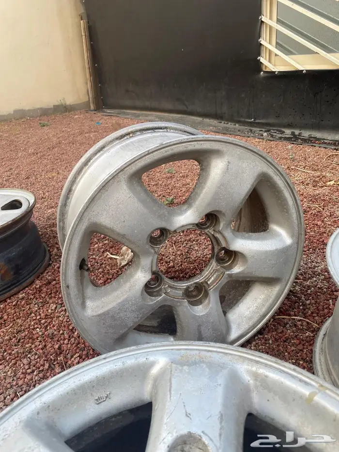 البيع تفريد او طقم 6جنوط لاند كروزر GXRمقاس 16 واحد حديد 4