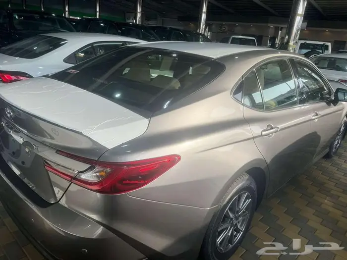 كامري 2025 استندر E لون تيتانيوم بنزين جديده 16