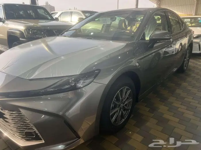 كامري 2025 استندر E لون تيتانيوم بنزين جديده 2