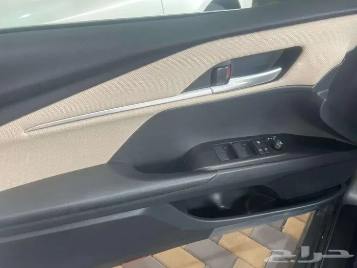 كامري 2025 استندر E لون تيتانيوم بنزين جديده 8