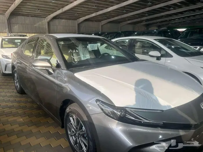 كامري 2025 استندر E لون تيتانيوم بنزين جديده 1